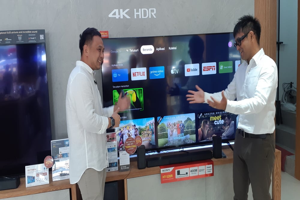 Owner Dossindo, Tahir Matulatan (kiri) dan Koji Sekiguchi (kanan) menunjukkan televisi layar lebar atau big inc di Sony Center Denpasar, Kamis (1/12/2022)./Bisnis-Harian Noris Saputra