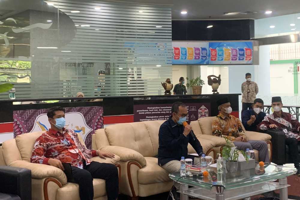 Kepala PPATK Ivan Yustiavandana (tengah) / Bisnis - Lukman Nur Hakim