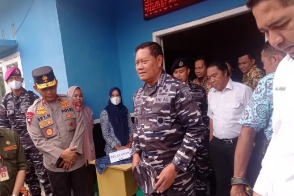 Kepala Staf Angkatan Laut (KSAL) Laksamana Yudo Margono (tengah) mengunjungi bakti sosial yang dilaksanakan di Bojongmanik Kabupaten Lebak, Banten./Antara