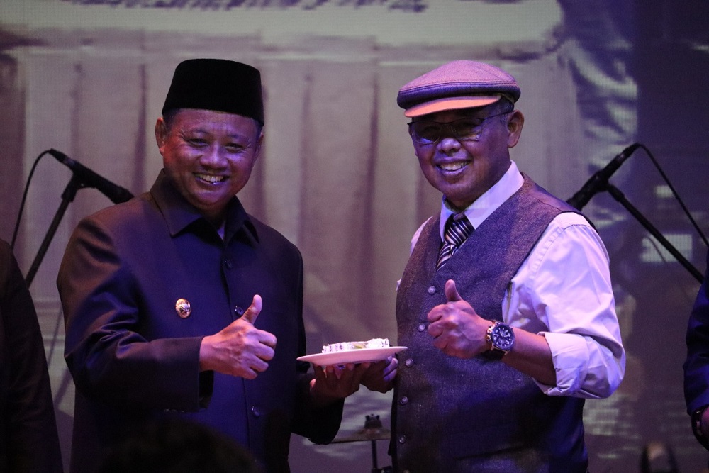 Wakil Gubernur Jawa Barat Uu Ruzhanul Ulum (kiri) ikut menghadiri HUT Jaswita Jabar.