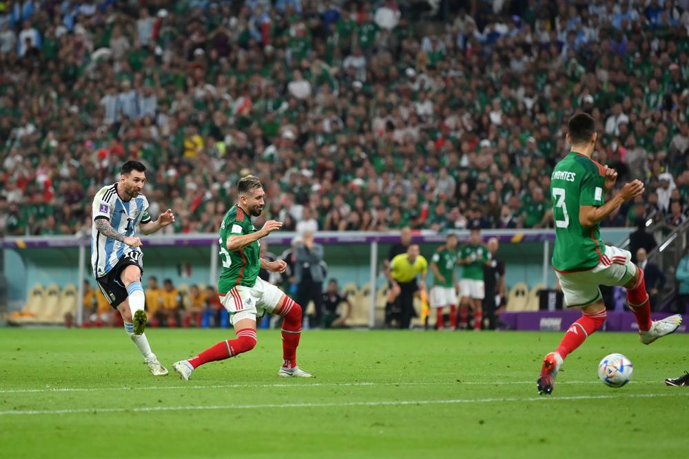 Lionel Messi mencetak gol pada laga timnas Argentina vs Meksiko di Piala Dunia 2022/FIFA