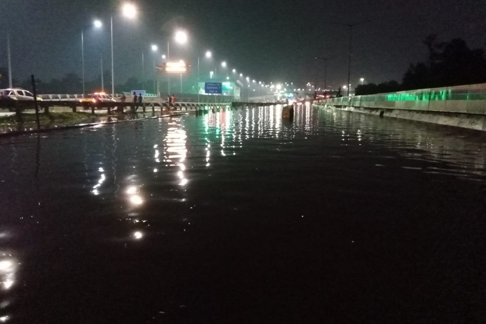 Update Banjir Jakarta 1 Desember: Ruas Tol BSD, 1 Jalan, dan 2 RT Masih Banjir. Ruas tol PD.Aren-Serpong masih ditutup, ketinggian air di KM 08+550 kurang lebih 55 cm / Twitter @infotolbsd