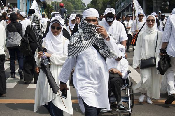 Umat muslim mengikuti aksi reuni 212 di kawasan Jalan MH Thamrin, Jakarta, Minggu (2/12)./Antara