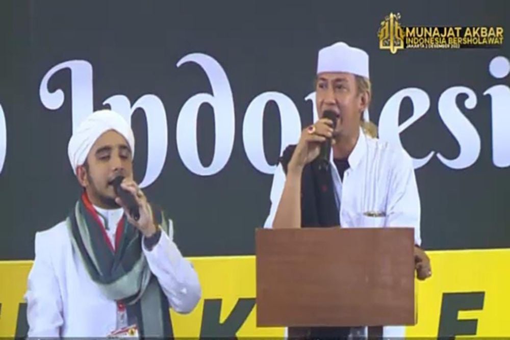 Bahar bin Smith saat berada di Reuni 212 yang berlangsung di Masjid At-Tin, Jakarta, Jumat (2/11/2022)./Tangkapan layar YouTube Islamic Brotherhood Television. 