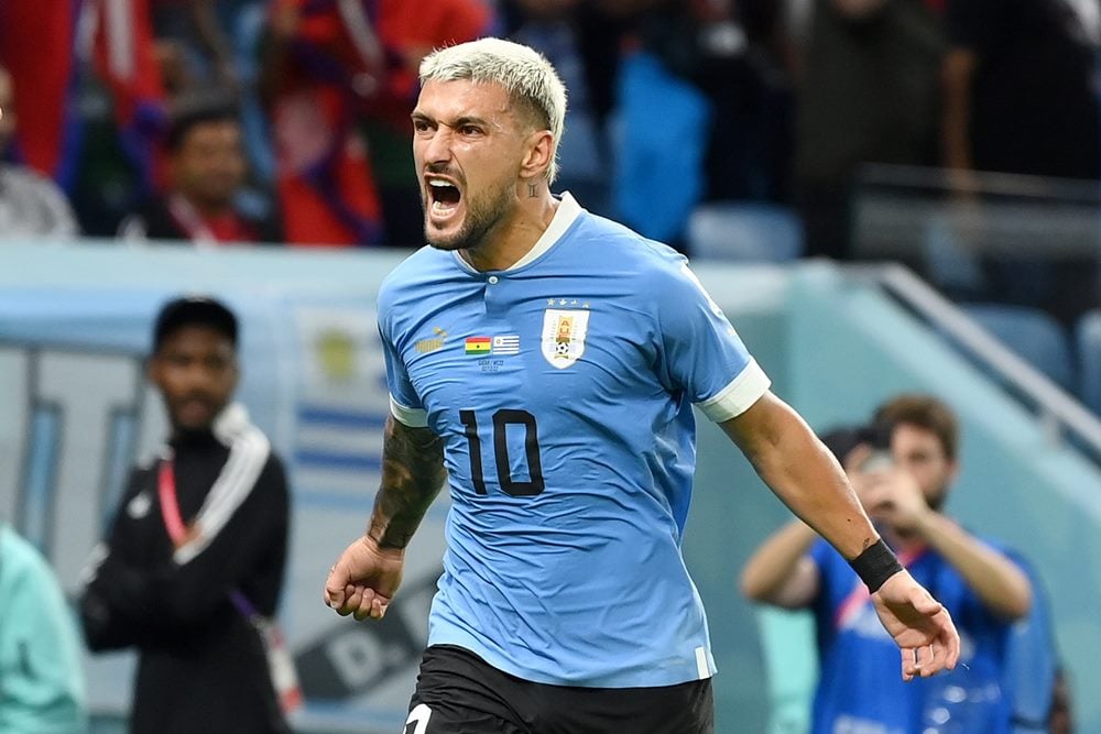 Pemain timnas Uruguay, Giorgian De Arrascaeta melakukan selebrasi usai mencetak gol ke Ghana di pertandingan terakhir Grup H Piala Dunia 2022/FIFA