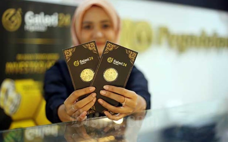 Karyawan menunjukan emas di kantor Pegadian di Jakarta, Senin (17/2/2020). Bisnis/Abdullah Azzam