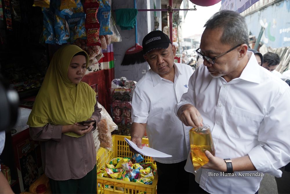 Menteri Perdagangan, Zulkifli Hasan meninjau sejumlah tempat penjualan minyak goreng curah rakyat (MGCR) di beberapa toko kelontong di wilayah Klender, Jakarta, Rabu, 22 Juni 2022 - Dok. Biro Humas Kemendag.