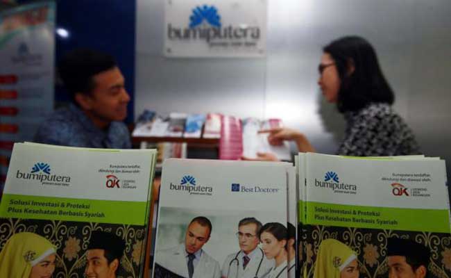 Karyawan menawarkan produk Asuransi Bumiputera di Jakarta. Bisnis/Abdullah Azzam