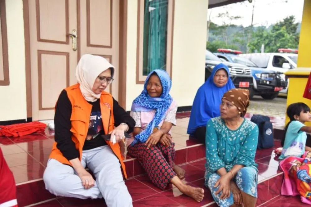 Wabup Lumajang Indah Amperawati (kiri) berbicara dengan beberapa warga yang mengungsi di PPGA Semeru di Gunung Sawur, Minggu (4/12/2022)./Antara-Diskominfo Lumajang.