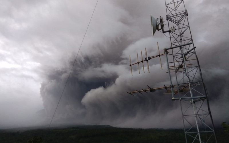 Foto guguran awan panas Gunung Semeru/BNPB