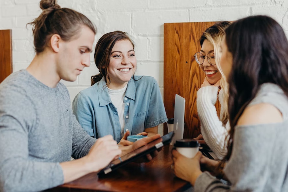 Mengenal Ekstrovert, Kepribadian Terbuka yang Mudah Bergaul - Unsplash