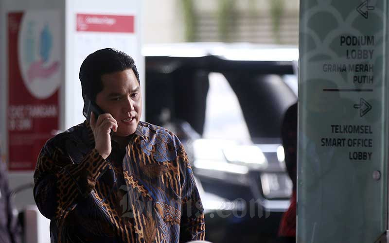 Menteri Badan Usaha Milik Negara (BUMN) Erick Thohir menerima panggilan telepon saat acara peringatan 25 Tahun initial public offering (IPO) Telkom di Jakarta, Kamis (19/11/2020). Bisnis/Abdullah Azzam
