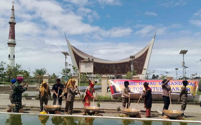  Masyarakat Sumbar Memasak Rendang Massal untuk Korban Gempa Cianjur