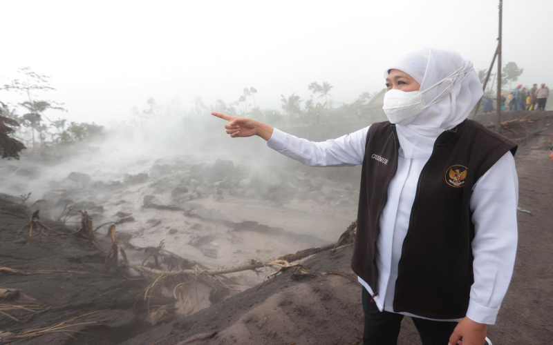 Gubernur Jatim Khofifah Indar Parawansa meninjau lokasi terdampak Awan Panas Guguran (APG) dari erupsi Gunung Semeru di Lumajang Jatim, Senin (5/12/2022)./Dok. Pemprov Jatim.