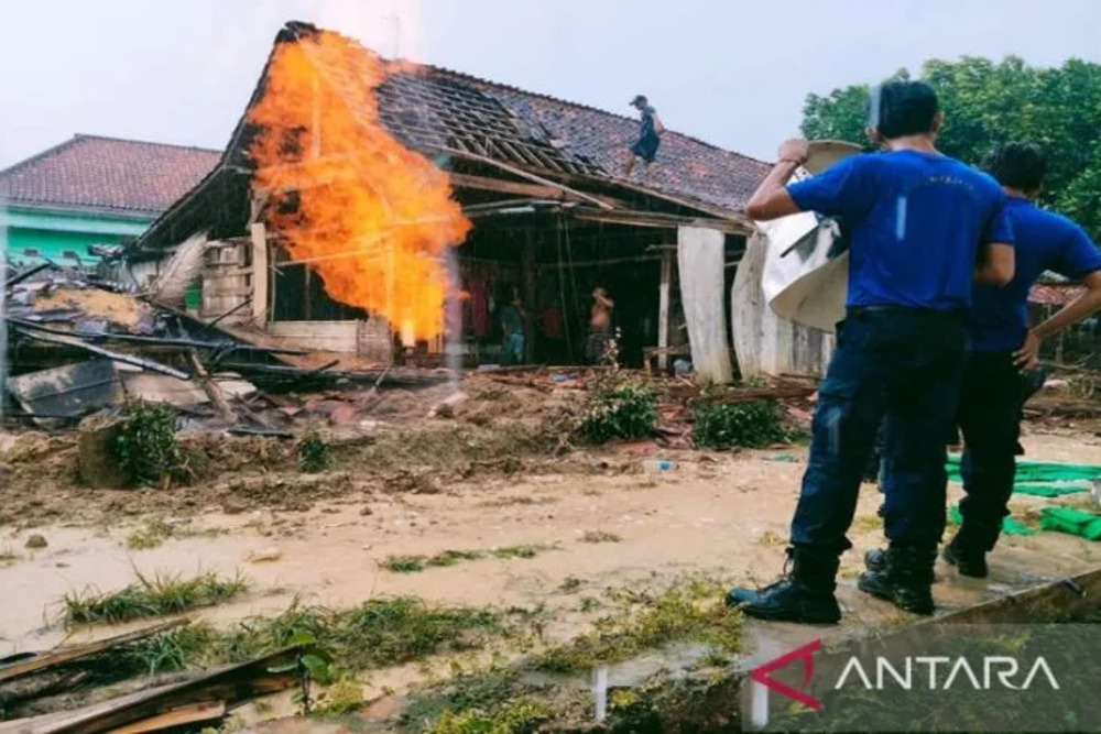 Semburan api di lokasi sumur bor di Desa Gunung Eleh, Kabupaten Sampang, Madura, Jawa Timur, Senin (5/12/2022)./Antara-BPBD Sampang.
