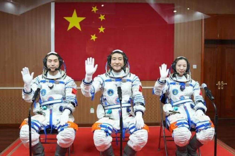 3 astronot China