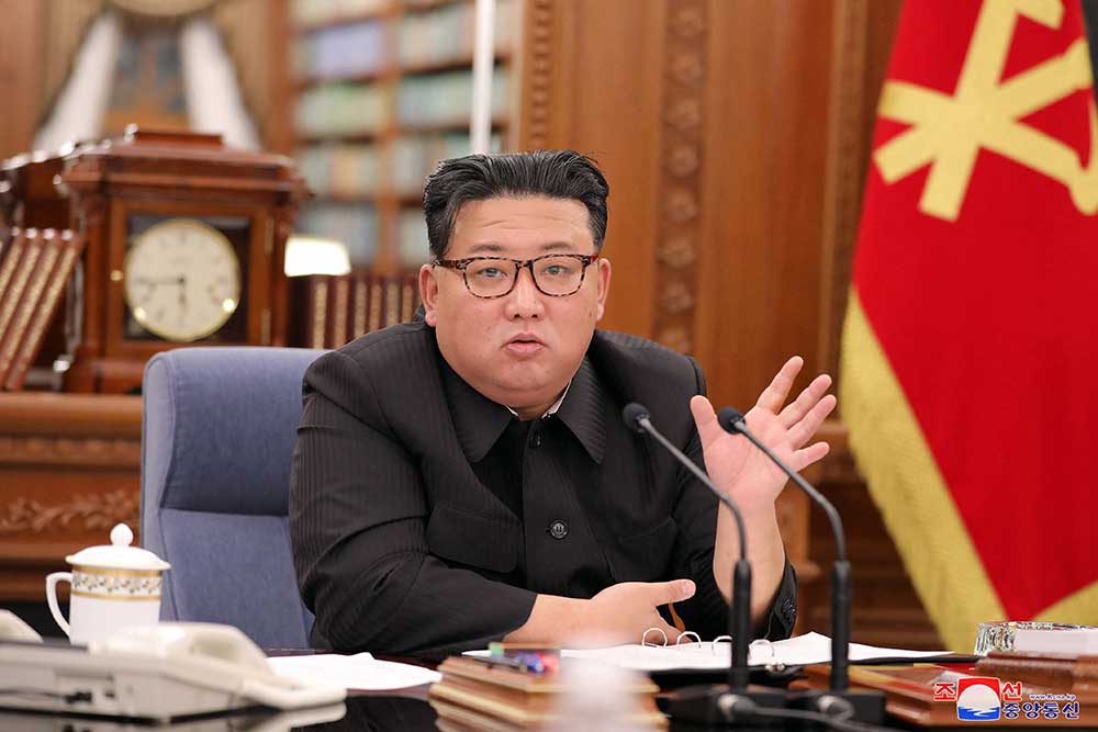 Pemimpin Korea Utara Kim Jong Un memimpin pertemuan Sekretariat Komite Sentral Partai Buruh Korea di Pyongyang, Korea Utara, Senin (27/6/2022). Reuters/KCNA