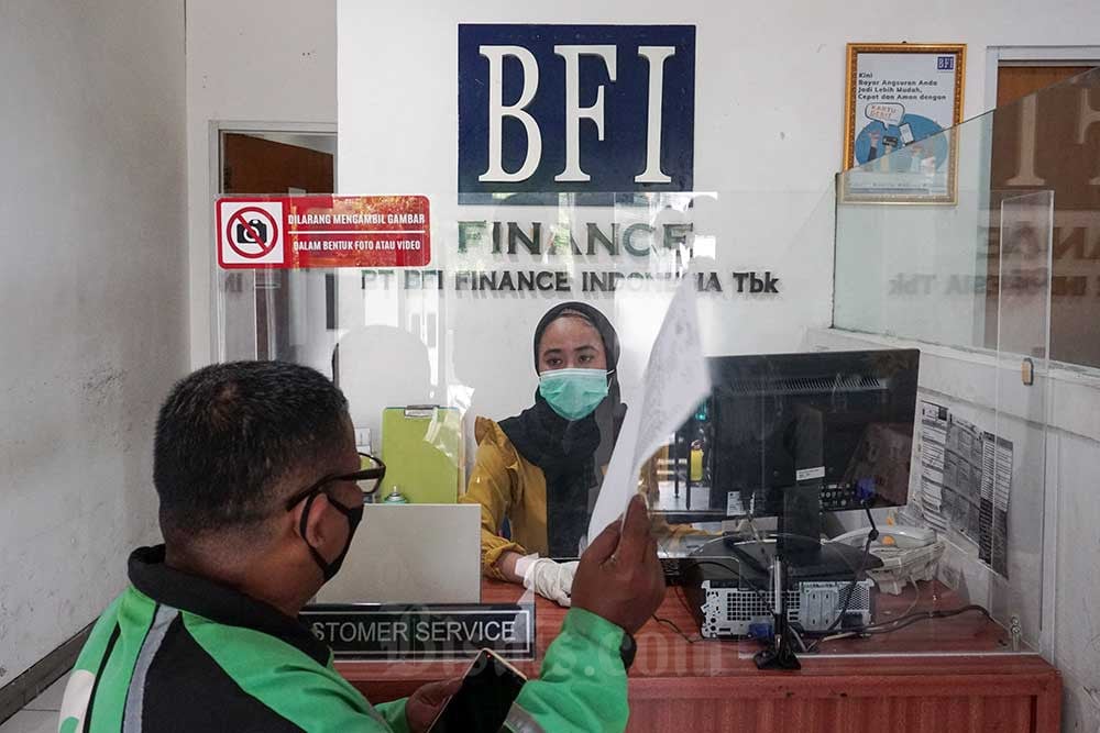 Karyawati melayani nasabah di salah satu kantor cabang PT BFI Finance Indonesia Tbk. (BFI Finance) di Jakarta, Jumat (28/1/2022). Bisnis/Suselo Jati