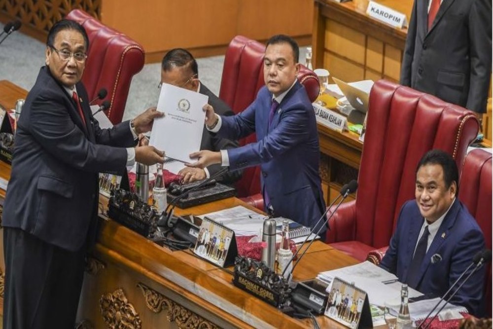 Wakil Ketua DPR Sufmi Dasco Ahmad (kedua kanan) disaksikan Wakil Ketua DPR Rachmat Gobel (kanan) menerima dokumen laporan komisi III terkait RKUHP dari Ketua Komisi III Bambang Wuryanto (kiri) saat Rapat Paripurna DPR ke-11 masa persidangan II tahun 2022-2023 di Kompleks Parlemen, Senayan, Jakarta, Selasa (6/12/2022). Dalam rapat paripurna tersebut DPR  mengesahkan Rancangan Kitab Undang-Undang Hukum Pidana menjadi Undang Undang. ANTARA FOTO/Galih Pradipta/aww.