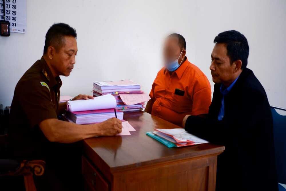 Tim Penyidik Kanwil DJP Jawa Tengah I DNA Polda Jateng menyerahkan tersangka pengemplang pajak berinisial AF ke Kejati Blora./Istimewa.