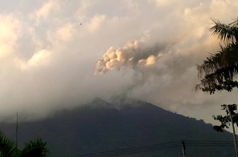 Aktivitas Gunung Gamalama yang mengeluarkan abu vulaknik di Ternate, Maluku Utara, Jumat (19/12)./
