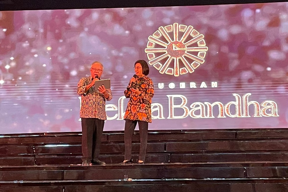 Menteri PUPR Basuki Hadimuljono dan Menkeu Sri Mulyani menyanyikan lagu God Bless di acara Anugerah Reksa Bandha: Apresiasi Pengelolaan Kekayaan Negara, Rabu (23/11/2022). Bisnis - Wibi Pangestu Pratama. 