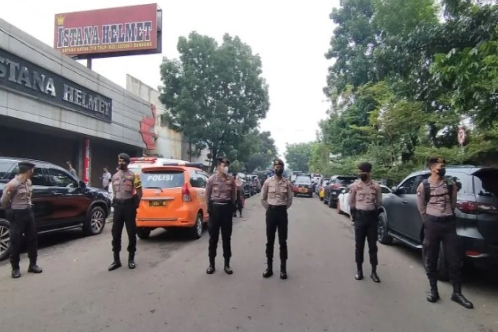 Polisi melakukan penjagaan di sekitar Polsek Astanaanyar, Kota Bandung, Jawa Barat, Rabu (7/12/2022)./Antara