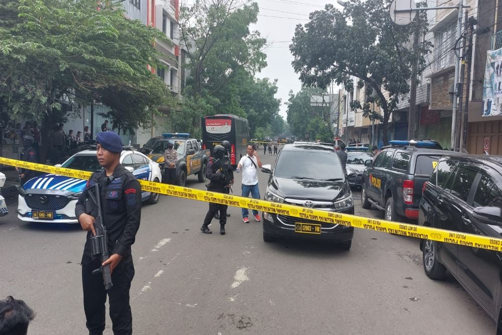 Polisi menutup akses ruas Jalan Astanaanyar, sehingga kendaraan baik roda dua maupun roda empat tidak dapat melintasi jalan tersebut pasca-bom bunu diri di halaman Polsek Astanaanyar Kota Bandung Jawa Barat pada Rabu (7/12/2022) pagi. JIBI/Bisnis-Wisnu Wage 