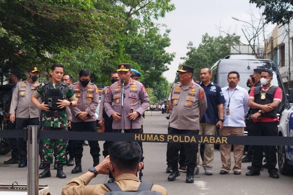  Polri Dalami Belasan Kertas Berisi Protes RKUHP Berserakan di Lokasi Bom Bunuh Diri