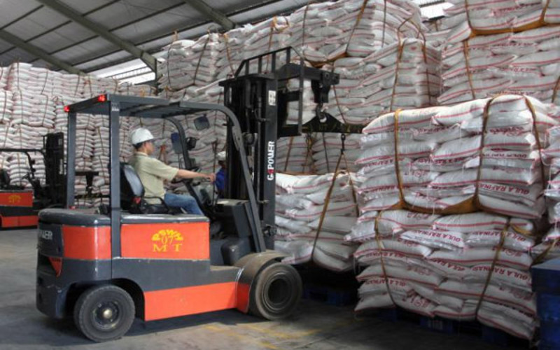 Alat khusus pengangkat mengatur tumpukan karung berisi gula rafinasi di salah satu pabrik di Makassar, Sulsel, beberapa waktu lalu./Bisnis-Paulus Tandi Bone