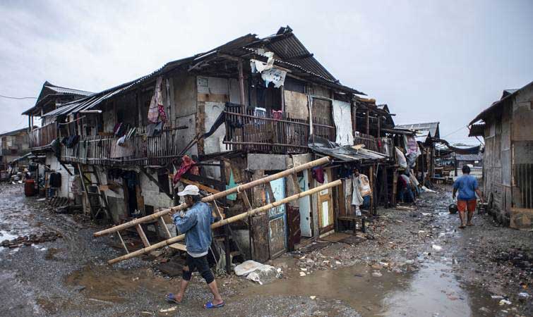 Warga beraktivitas di permukiman semi permanen di Kampung Kerang Ijo, Muara Angke, Jakarta, Selasa (22/1/2019). 