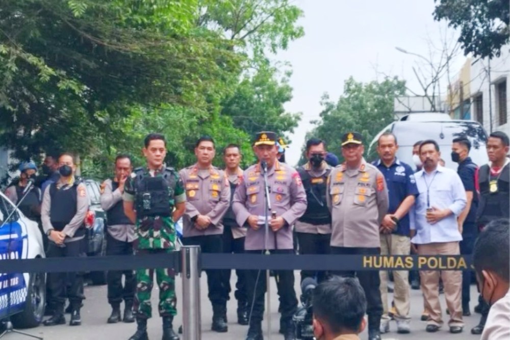 Kapolri Jenderal Pol. Listyo Sigit Prabowo menyampaikan pernyataan dalam konferensi pers di sekitar Polsek Astanaanyar, Kota Bandung, Jawa Barat, Rabu (7/12/2022)./Antara