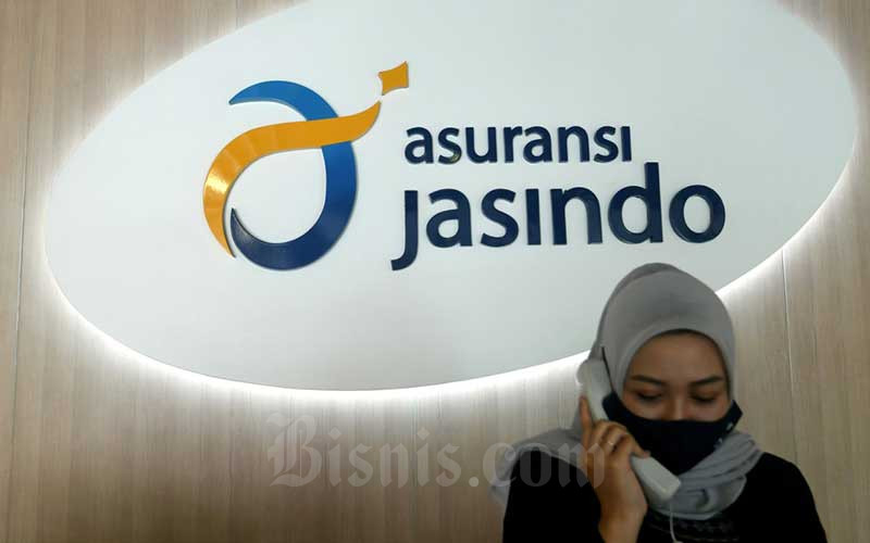 Pekerja beraktifitas di depan logo asuransi Jasindo di Jakarta, Rabu (12/8/2020). Bisnis/Abdurachman 