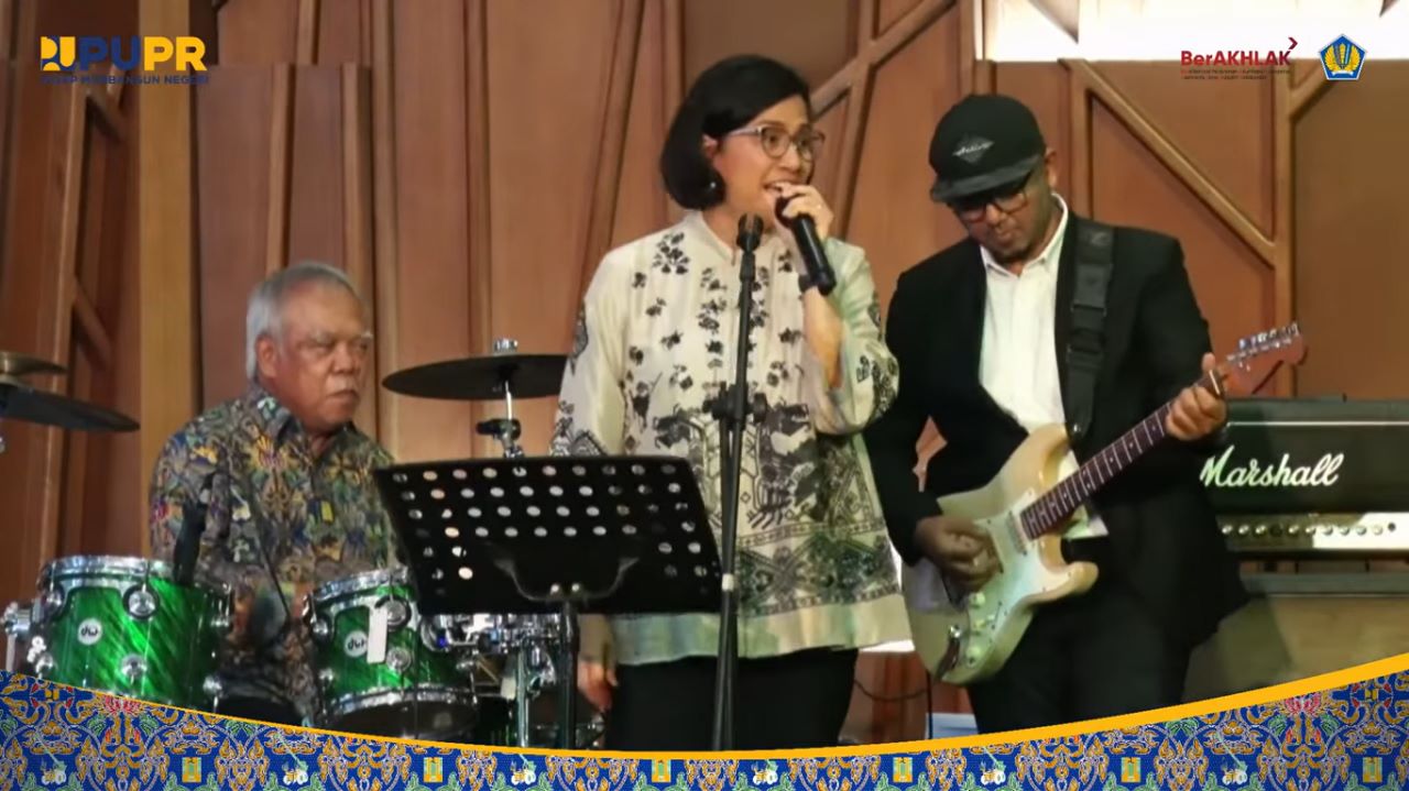 Menteri Keuangan Sri Mulyani dan Menteri PUPR Basuki Hadimuljono menampilkan lagu Always Somewhere usai serah terima Barang Milik Negara (BMN) Tahap II di Gedung Auditorium PUPR, Jakarta/Kementerian PUPR