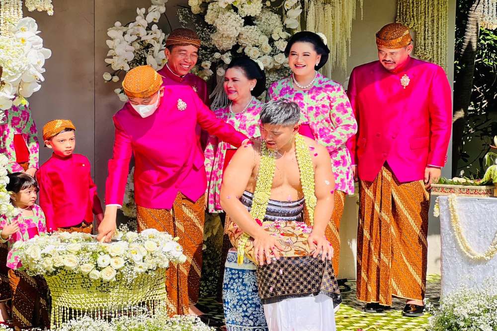 Jokowi Tetap Kerja di Tengah Prosesi Pernikahan Kaesang-Erina