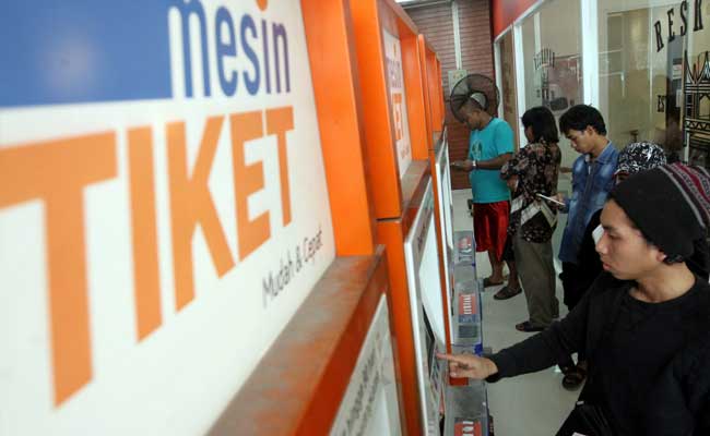 Calon penumpang melakukan pemesanan tiket melalui website PT Kereta Api Indonesia (Persero) (KAI) di Stasiun Pasar Senen, Jakarta, Minggu (16/2/2020). Bisnis/Arief Hermawan P