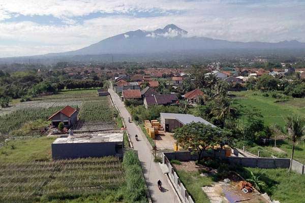 Warga berkendara di jalan yang dibangun mengunakan dana desa 2018, di Desa Laladon, Bogor, Jawa Barat, Jumat (28/12/2018)./