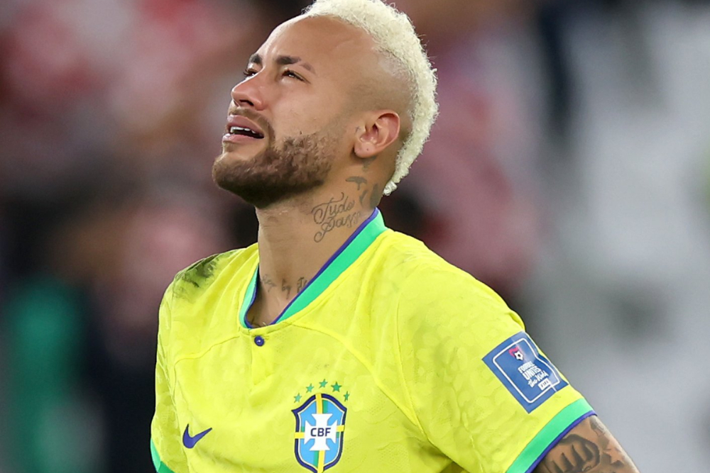 Neymar tak kuasa menahan tangis usai Brasil kalah melawan Kroasia di adu penalti di laga perempat final Piala Dunia 2022/Twitter @realfutebolnews