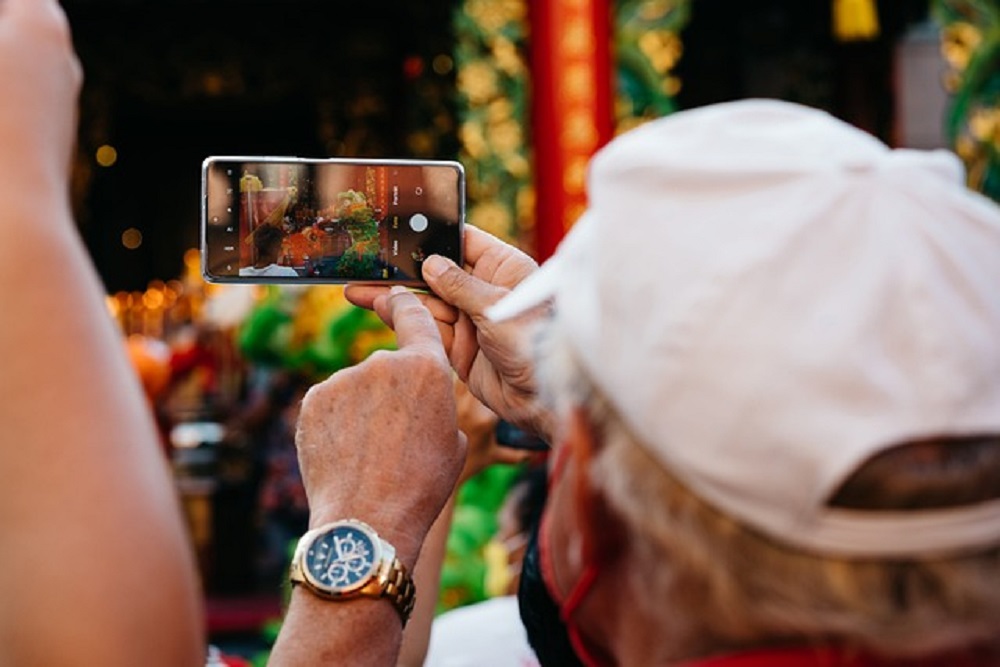 Handphone (HP) android yang dilengkapi fitur stabilizer video dapat mencegah hasil rekaman kamera goyang dan blur./Pixabay-Viarami