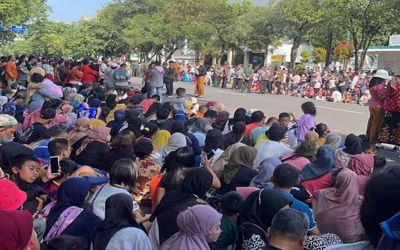  Kirab Kaesang-Erina di Solo, Jl. Slamet Riyadi Penuh Sesak dengan Lautan Manusia