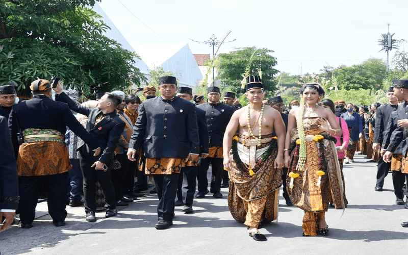  Makna dan Filosofi Pakaian Pengantin Dodot Basahan yang Dipakai Kirab Kaesang-Erina