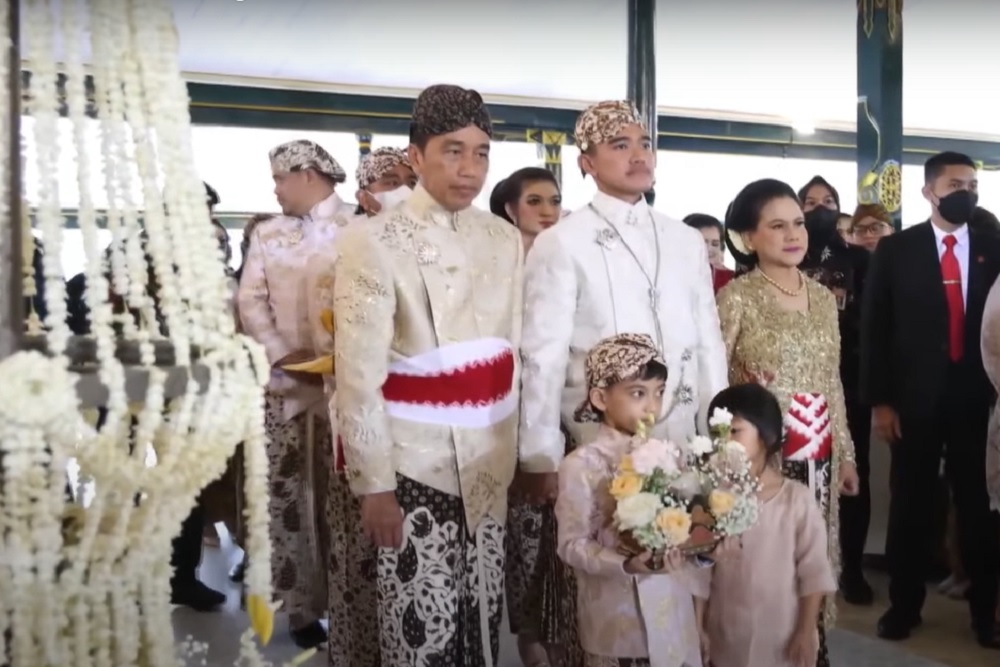 Presiden Jokowi dan Keluarga tiba di Pendopo Royal Ambarrukmo untuk mengikuti prosesi akad nikah Kaesang Pangarep dan Erika Sofia Gudono pada Sabtu (12/10/2022). Youtube Presiden Jokowi