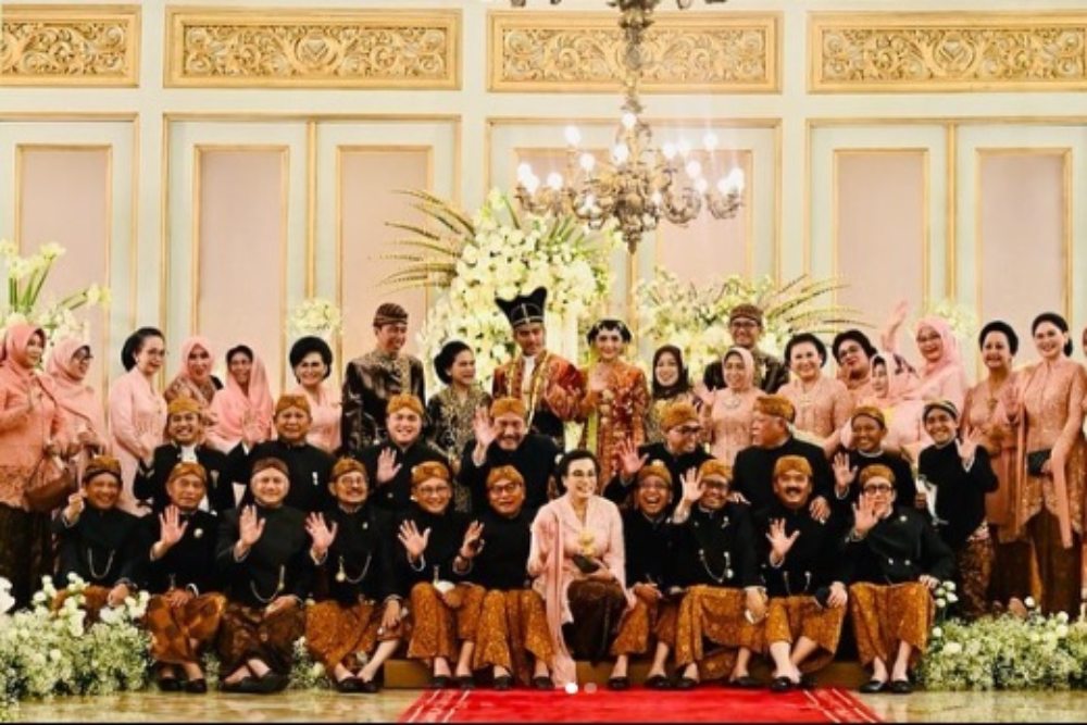 Menteri Keuangan Sri Mulyani Indrawati tampak menyempil di antara menteri laki-laki saat menghadiri resepsi pernikahan Kaesang dan Erina di Puri Mangkunegaran, Surakarta pada Minggu (11/12/2022)./Instagram @smindrawati