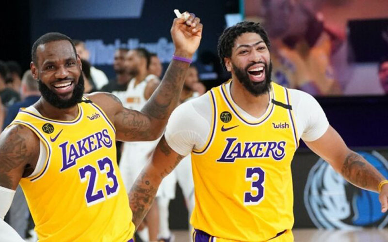 Dua pebasket andalan Los Angeles Lakers, LeBron James (kiri) dan Anthony Davis./nba.com