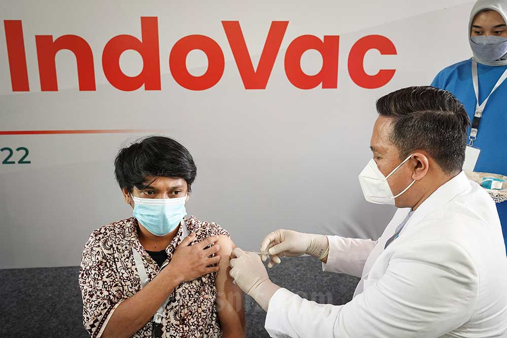 Petugas menyuntikkan vaksin pada peluncuran dan penyuntikan perdana vaksin IndoVac di kantor Bio Farma, Bandung, Jawa Barat, Kamis (13/10/2022)./Antara-Dhemas Reviyanto