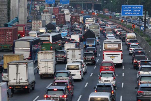 Kepadatan lalu lintas di jalan tol Jakarta-Cikampek/Antara-Risky Andrianto