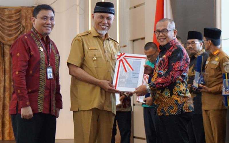 Gubernur Sumatra Barat Mahyeldi menyerahkan DIPA 2023 kepada Sekdaprov Sumbar Hansastri yang disaksikan oleh Kepala Kantor Wilayah Direktorat Jenderal Perbendaharaan (DJPb) Provinsi Sumbar Heru Pudyo Nugroho, di Padang/istimewa