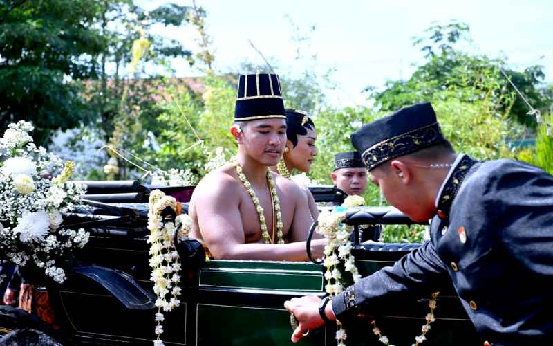  Lagi! Ngunduh Mantu Jokowi Dikritik Bak Acara Maharaja, Lebih Heboh dari Sultan Jogja dan Solo