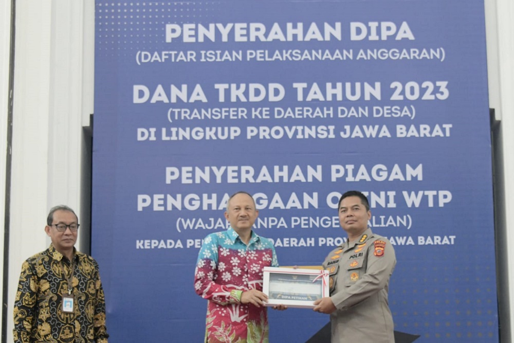 Penyerahan Daftar Isian Pelaksanaan Anggaran (DIPA) Petikan dan Buku Alokasi Transfer ke Daerah (TKD)
