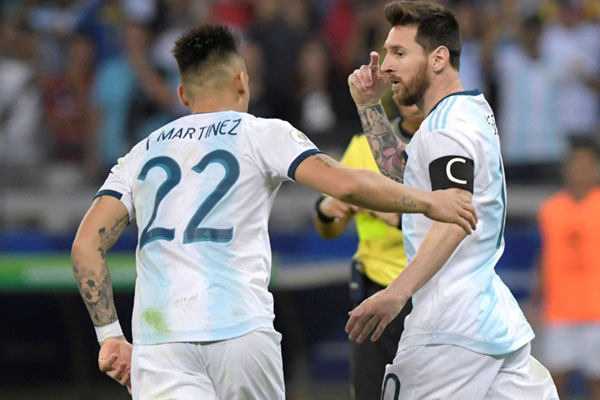 Dua penyerang andalan Timnas Argentina, Lionel Messi (kanan) dan Lautaro Martinez./Reuters-Washington Alves